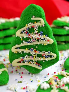 The very thought of winter brings me back to my childhood and thinking of winter delights, especially Christmas and New Year’s Eve always makes me smile – with this adorable Christmas Tree Mint Cookies.