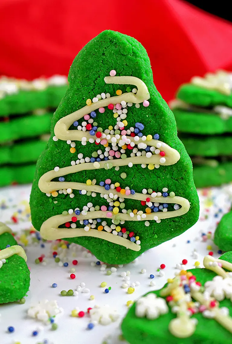 The very thought of winter brings me back to my childhood and thinking of winter delights, especially Christmas and New Year’s Eve always makes me smile – with this adorable Christmas Tree Mint Cookies.