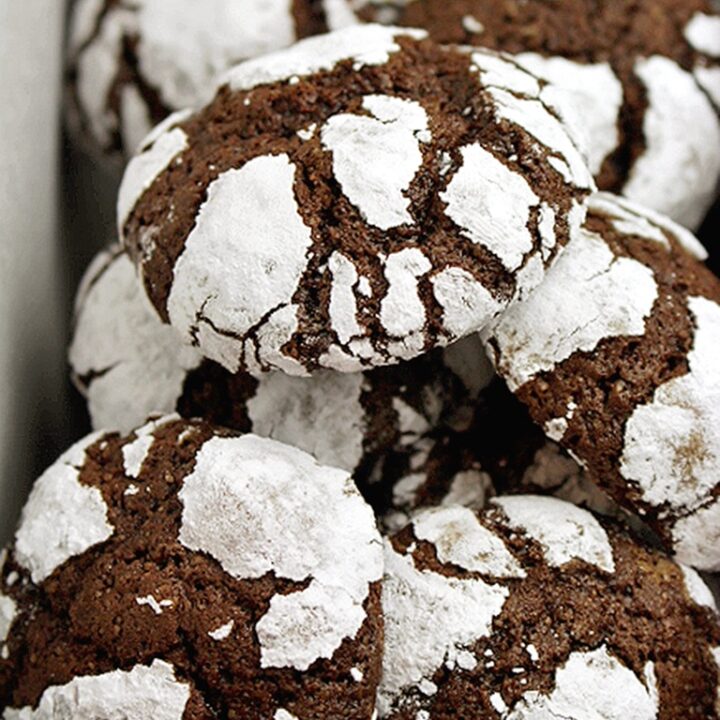 Christmas Chocolate Crinkle Cookies recipe, with a dash of fresh orange juice… 16, 15, 14… days left till Christmas. Everything is about holidays these days!