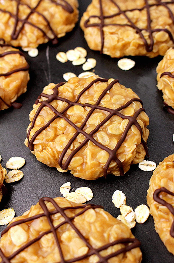 No Bake Vegan Peanut Butter Oatmeal Cookies - delicious healthy cookies made of gluten free oat and peanut butter, enriched with coconut oil and coconut milk.