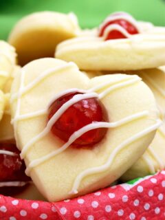 Valentine‘s Maraschino Cherry Shortbread Cookies.. Heart shaped cookies for all of you who are in love. If you love Valentine‘s Day and plan to make a surprise for your loved one, I give you these fantastic cookies.
