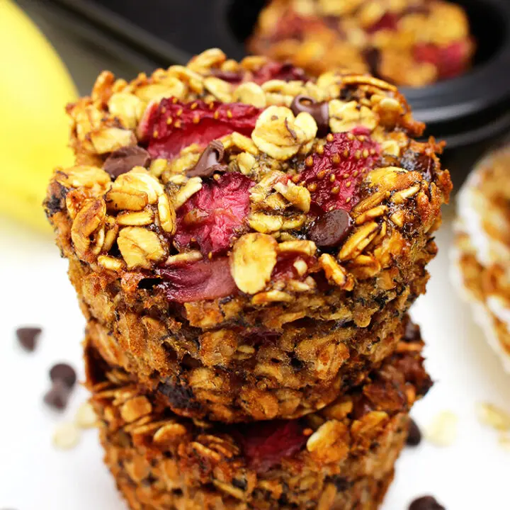 Simple, quick, healthy and tasty breakfast – Strawberry Banana Baked Oatmeal Cups. Perfect way to start your day, with these delicious cups ♥