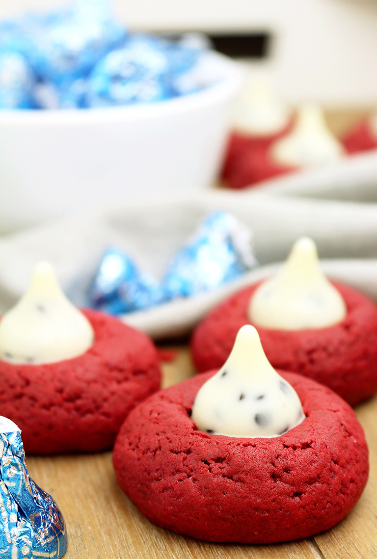 This is a recipe for cookies ideal for the holidays to come, like Christmas, New Year‘s Eve or Valentine’s Day. Holiday Red Velvet Kiss Cookies are delicious cookies made with Cookies ’n Cream Hershey’s Kisses ♥