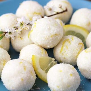 These Coconut Lemon Protein Bliss Balls are very healthy, easy to prepare and so delicious. Do you like coconut? How about lemon? I love this combination 🙂