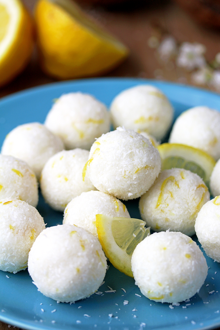 These Coconut Lemon Protein Bliss Balls are very healthy, easy to prepare and so delicious. Do you like coconut? How about lemon? I love this combination ?