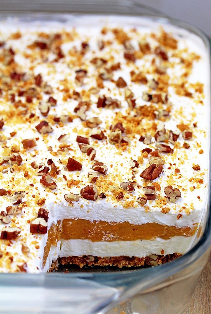 Pumpkin Lush – ce dessert crémeux rapide, léger mais délicieux, avec de la crème au fromage et des couches de citrouille, et une croûte de biscuits au gingembre, garnie de pacanes hachées et de miettes de biscuits au gingembre, ravira tous les amateurs de citrouille