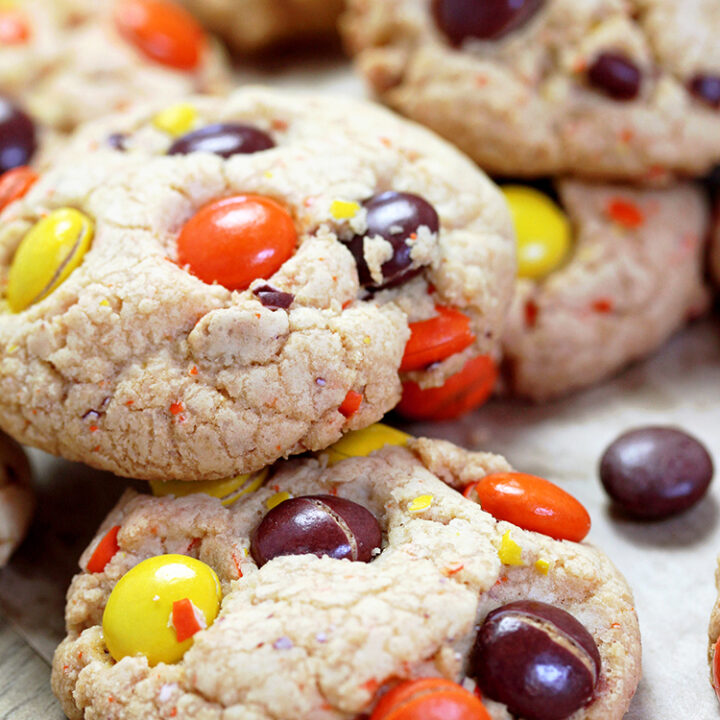 Reese‘s Pieces Cookies – crunchy outside, soft inside – perfect fall cookies in Halloween colors. In my family we all love Reese‘s Pieces, especially my son. Can you imagine how much he enjoys Reese‘s Pieces Cookies.