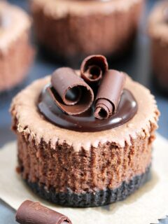 Chocolate Mini Cheesecake with Oreo Crust – this creamy, rich cheesecake with full chocolate taste and Oreo layer, topped with chocolate ganache and formed as mini cheesecakes, will be loved by all the chocolate fans.