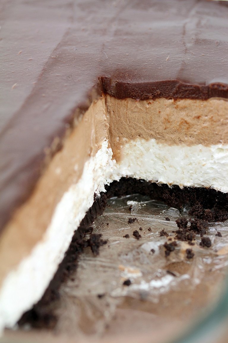 Easy No Bake Nutella Cheesecake Bars – quick and perfectly creamy cream cheese and Nutella dessert, with Oreo base and chocolate ganache.