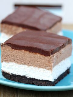 Easy No Bake Nutella Cheesecake Bars – quick and perfectly creamy cream cheese and Nutella dessert, with Oreo base and chocolate ganache.