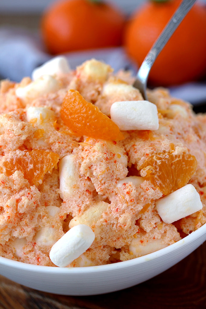 Creamsicle Orange Cheesecake Fluff Salad – this refreshing quick and easy salad is one of my favorite desserts. Cream cheese, Greek yogurt, orange juice and cool whip make this salad so creamy. Marshmallow melts in your mouth and tangerines make it refreshing.