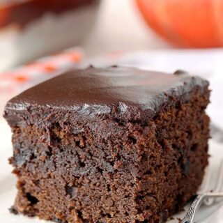 Easy Chocolate Pumpkin Cake With Chocolate Ganache – this extra moist chocolate, pumpkin cake, topped with chocolate ganache is a perfect fall treat. It´s so easy and quick to prepare, you don´t need a mixer and its taste is fantastic.