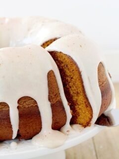 Pumpkin Bundt Cake with Cinnamon Cream Cheese Frosting is the recipe for delicious and easy, moist and spicy pumpkin cake – perfect for Halloween, or any other occasion during the pumpkin season.