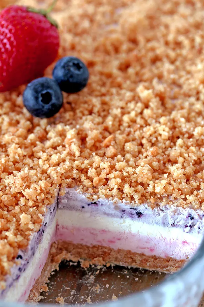 Strawberry Blueberry Frozen Dessert is a delicious layered summer treat, made of graham crackers crust, creamy strawberry layer, white layer, blueberry one and it´s all topped with graham cracker crumbs.