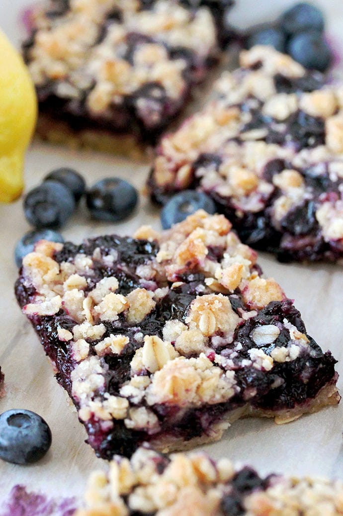 Easy Blueberry Oatmeal Crumble Bars – this is one of those recipes that are very easy to prepare, they’re delicious and you need only a few simple ingredients to enjoy its taste. It consists of a crunchy oatmeal layer, juicy blueberry filling and oatmeal crumble topping that make a perfect match.