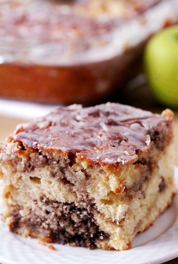 Apple Cinnamon Roll Cake – this homemade cake is a perfect fall dessert so easy to prepare and it´s filled with juicy apples with buttery cinnamon brown sugar swirl and vanilla glaze drizzle over the top. Apple Cinnamon Roll Cake can be eaten for breakfast, brunch, as a coffee cake or a delicious dessert.