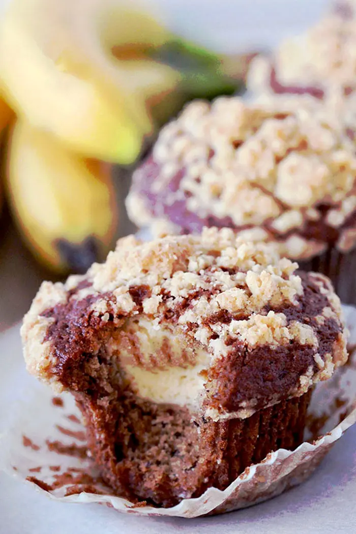 Cheesecake Banana Bread Muffins – moist and soft banana muffins, filled with cheesecake, topped with buttery brown sugar crumble streusel are so easy to make and their taste is incredible
