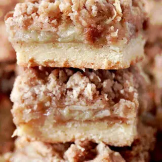 Easy Apple Crisp Bars, shortbread layer, apple filling and crisp topping make this dessert crunchy and juicy at the same time. It is very easy to prepare with a couple of basic ingredients and yet it will be all you need during these rainy fall days.