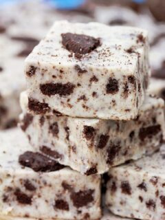 Quick and Easy Oreo fudge - It takes only 15 minutes and only 4 ingredients to make this simple dessert, that is sooo delicious and just perfect for Christmas.  All you need are: Oreo cookies, white chocolate chips, sweetened condensed milk and vanilla extract to get this simple, but irresistible dessert.