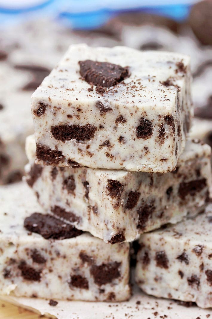 Quick and Easy Oreo fudge - It takes only 15 minutes and only 4 ingredients to make this simple dessert, that is sooo delicious and just perfect for Christmas.  All you need are: Oreo cookies, white chocolate chips, sweetened condensed milk and vanilla extract to get this simple, but irresistible dessert.