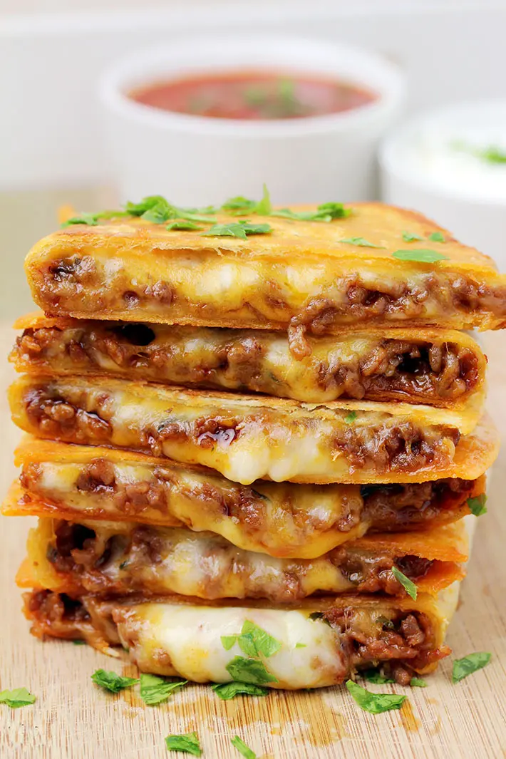 Easy Cheesy Ground Beef Quesadillas – you will love this easy dinner recipe, especially if you are a fan of Mexican comfort food. These tortillas filled with two types of melted cheese and juicy, ground beef filling, seasoned and cooked in a frying pan are so quick and easy to prepare and their taste is amazing.