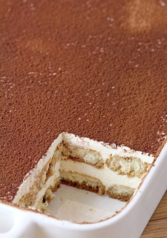 Irish Cream Tiramisu – Ladyfingers dipped in coffee and Baileys, filled with cream made of mascarpone cheese, heavy whipping cream and Baileys and topped with cocoa powder is a true delight. If you like Tiramisu, make sure to try this recipe. It is a slightly different version of classical Tiramisu and it’s perfect for St Patrick’s Day.