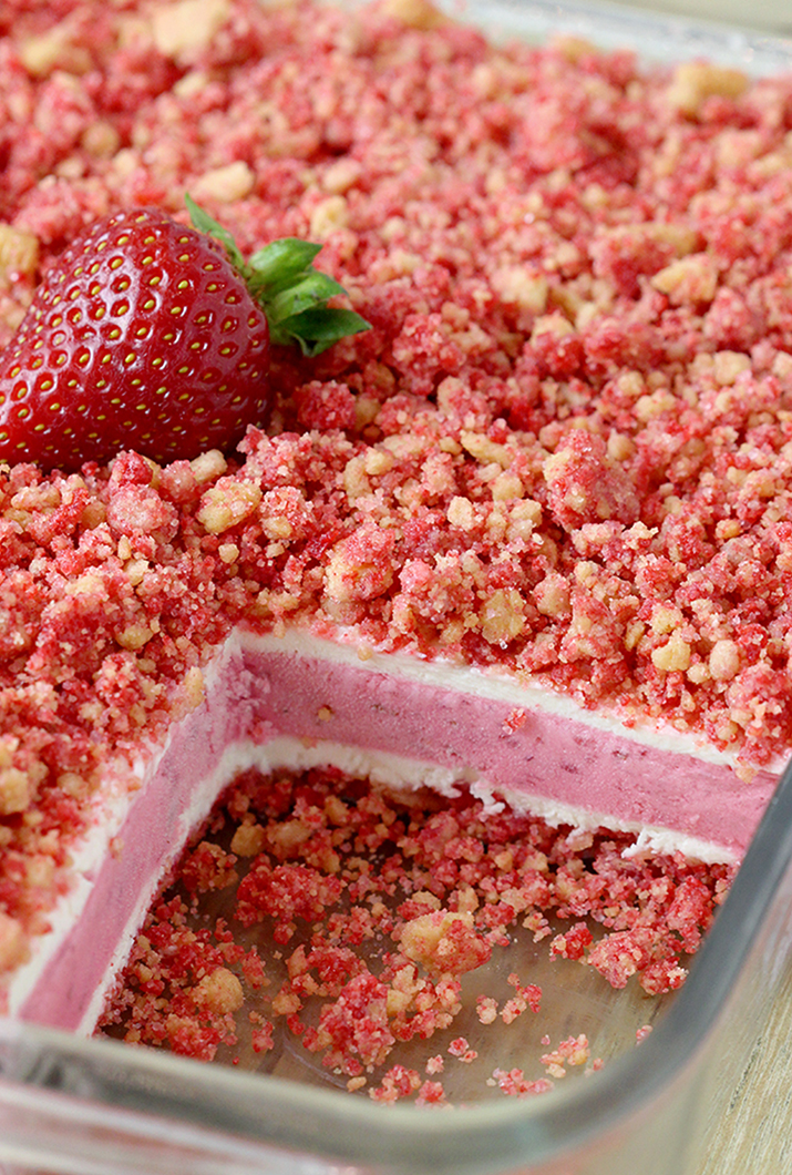 Strawberry Crunch Frozen Dessert – super quick and easy dessert, perfect for hot summer days. Strawberry crunch as the base layer and topping with creamy frozen strawberry filling – what a combination!