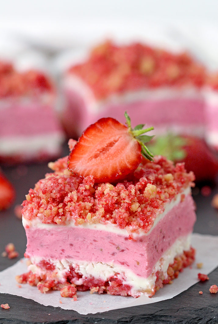 Strawberry Crunch Frozen Dessert – super quick and easy dessert, perfect for hot summer days. Strawberry crunch as the base layer and topping with creamy frozen strawberry filling – what a combination!