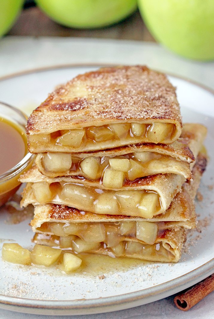 Apple Pie Quesadillas – crunchy cinnamon sugar tortillas filled with apple pie filling and caramel sauce, a quick and easy recipe with only 6 ingredients. Serve them with a scoop of vanilla ice – cream or whipped topping and you’ll enjoy every bite – they’re sooo delicious.
